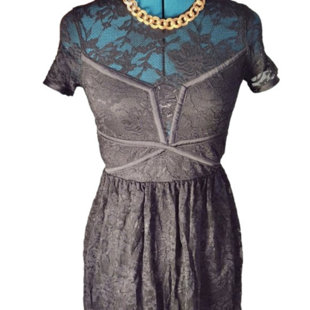 215. Express Stunning Black Lace Dress w/gold zipper at back sz XS
